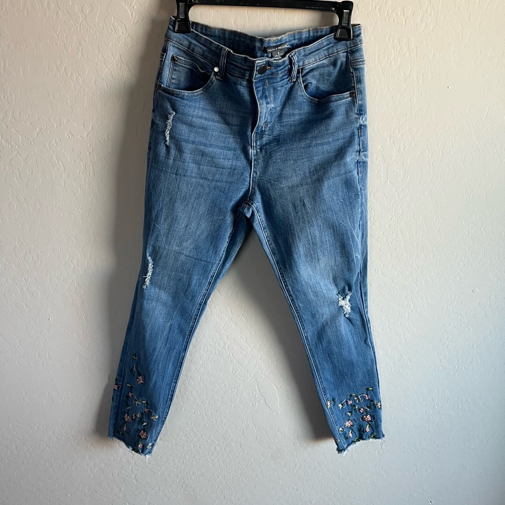 Chelsea and Theodore Women’s Floral Embroidered Distressed Jeans Size 8 Boho